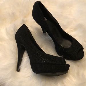 Black peep-toe pumps